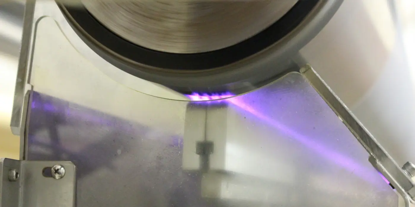 印刷・接着不良を防ぐ!コロナ処理の「経時変化」と濡れ張力管理